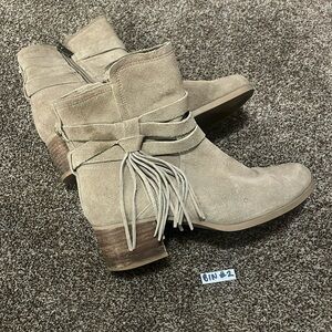 2/$20 Kookaburra by UGG boots. Size 7. Good used condition.